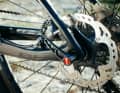 A 12 mm thru-axle provides stiffness at the rear. Also clearly visible: the flattened seat stays, which are intended to improve comfort.