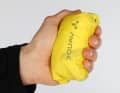 Die Kleinste: Die Vaude Air Vest verpackt sich in ihrer eigenen Rücken­tasche und ist anschließend nicht einmal mehr faustgroß. So verschwindet sie selbst in der kleinsten Trikottasche.