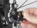 Beläge ausbauen Laufrad ausbauen, dann zuerst den Sicherungs-Splint entfernen, danach die Schraube lösen. Nun die Beläge samt Feder aus der Bremszange entnehmen.