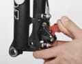 Pressing back the pistons If the brake pistons are stiff or dirty, you should first clean the pistons. Then press the pistons back into the calliper using the spreader block. To bleed the air, push the block all the way in and leave it there until the end.