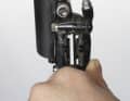 Move the piston into position Hold one piston back with an Allen key, for example. Carefully pump the lever until the other piston moves out of the saddle.