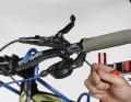 Aligning the lever Release the clamp on the brake lever and position it horizontally. You can also wrap a paper towel around the lever.