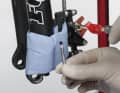 Place the syringe at the bottom Clamp a paper towel in front of the pliers. Unscrew the 10 mm Torx screw and screw the syringe completely into the thread.