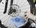 Finally, thoroughly wipe the brake discs with brake cleaner or alcohol. If necessary, rub the disc with fine sandpaper.