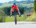 That's what matters: Before you attempt the no-footer, you should master the safe flight over a table. Prepare for the manoeuvre in a parking space. Push off the pedals and then land on them again. First with your eyes on the pedals, then without. Stefan advises: practise, practise, practise - it has to work blind.