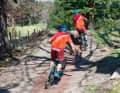 That's what it's all about: The whip is all about leaning the bike as much as possible in the air. You can slowly work your way up to this move. Important: This manoeuvre assumes that you have already mastered flying safely over a table. Whip it! Approach in a slight turning motion (find your best side). Just as fast as if you wanted to skip the table normally.