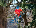 As soon as the front wheel has left the edge, continue the cornering movement dynamically, pushing your body slightly forwards. To increase the whip impulse, push the rear end outwards with the help of your hips (see picture). Shortly before landing, straighten the front wheel and push it into the landing. A whip like this requires practice. However, leaning the bike slightly at an angle can be done quickly. Work your way up slowly and perform the movements with increasing intensity.  TIP! Film yourself during your attempts and analyse which movement you could perform better. Important: Make sure you hit the landing angle.

  