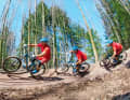 That's what matters: You enter the bend with momentum and accelerate out again with force. This move works particularly well on flat terrain and requires at least a small berm. Approach: As you enter the bend, your eyes are already fixed on the exit of the bend. Ideally, the weaker foot should be in front so that you can pedal hard with the stronger one. Choose a suitable gear for this. Get out of there! As soon as the front wheel has passed the apex of the bend, pedal like a berserker. You almost stretch your arms out. Result: The front wheel lifts. Now you can extend the ride on the rear wheel until the gear becomes too light and the front automatically lowers. Of course, you can also shift gears during the manoeuvre. Just give it a try!