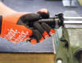 5. fit the DebonAir sleeve In the next step, carefully push the new DebonAir sleeve onto the piston rod. In order for the thread to grip, you need to apply a lot of pressure to overcome the pressure in the negative chamber. Screw in clockwise and tighten hand-tight.