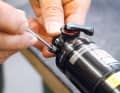 1. deflate To make it easier to find the correct setup again later, first determine the air pressure in the shock with a shock pump. Then release all the air. To be able to remove the damper housing, you must pull wide bushes out of the damper eyelet on the piston side.