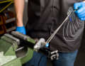 5 Carefully fix the immersion tube in the lower clamping area in the vice and tighten the union nut to 21 Nm.