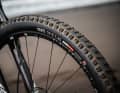 Bei allen YT Jeffsy-Modellen kommen die Onza Ibex-Reifen in 2,4 Zoll zum Einsatz. Die FRC-Karkasse verspricht ausreichend Pannenschutz. Wer aus dem Jeffsy ein schnelles Tourenbike machen will, sollte aber wechseln, denn der Rollwiderstand ist nicht gerade niedrig.