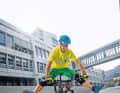 That's what matters: In the Hans-Rey move, you want to get the rear wheel in the air and stretch your legs out at the same time. This manoeuvre requires skilful use of the brakes.

 This is how it works: Start off at walking pace and look for a place where you want to bring the front wheel to a standstill. The surface should be grippy and the seat post ¾ extended. Now grab the front brake firmly and lean forwards with a small hip movement, keeping your bum on the saddle. Result: The rear wheel lifts off. Immediately afterwards, lift your feet off the bike. Ideally, this should look like the picture here. Before the rear wheel drops back to the ground, place your feet on the pedals. Tip: Practise on slightly sloping terrain. This makes it easier to get the rear up.

 TIP! Break the move down into three parts. 1. pull the front brake. Result: The rear lifts. 2. push your hips forwards for more time on the front wheel, 3. stretch your legs away.