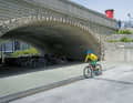 That's what matters: In this manoeuvre, you want to make a skilful change of direction. The prerequisite for this is a suitable kerb. The kerb should be a little rounder than in the photo. This protects the rims and tyres.

 1st approach: Ride parallel to the kerb with momentum (slightly faster than walking pace).