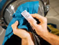 2. label check: Here you will find all the important instructions: be sure to read them before washing! If the label is missing, it is best to wash the clothes as gently as possible: at 30 degrees without spinning, but with the water-plus button. Then leave to air dry.