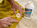3. pre-treat: Particularly dirty areas or a greasy collar can be pretreated before washing. To do this, simply drip some detergent onto the relevant areas and rub it in with your fingers. Then put it in the wash as normal.