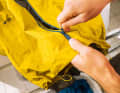 4. hatches tight: Before washing, close all zips and Velcro fasteners and loosen all drawstrings. To ensure that the garment is cleaned as evenly as possible, you should avoid creases on the waistband or sleeves as much as possible.