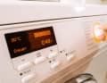 5. setting matter: Add about 30 ml of detergent to the normal compartment and select the programme according to the label. For jackets with a membrane, do not use the spin cycle and, if available, activate the water-plus button.