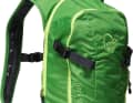 Der neue Rucksack Fjørå Pack fasst anstatt 7 Liter nun 10 Liter und verfügt über das patentierte Ride Rail System der Norweger, mit dem der Biker die Schulterriemen perfekt auf seine Größe einstellen kann. Das Hauptfach bietet Platz für Pumpe, Werkzeug, Trinkbeutel und Fahrradschlauch, die obere Tasche eignet sich für kleine Dinge wie z. B die Sonnebrille oder Müsliriegel. Selbstverständlich ist auch ein System für den Trinkbeutel integriert. Durch die vielen äußeren Riemen kann auch der Helm gut fixiert werden. Den Rucksack gibt es in Norrøna Green und Cool Black. Preis: 89,00 Euro.