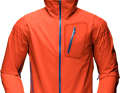 Die Regenjacke wurde komplett neu designt. Anstatt der bisherigen Paclite Shell verwenden die Norweger nun ihre Eigenmembran dri1, um vor Wasser und Wind zu schützen. Die Reißverschlüsse der 2,5 Lagenjacke Fjørå dri1 Jacket sind wasserresistent. Reflektoren an den Armen und den Seitenpartien sorgen für bessere Sichtbarkeit, lange Belüftungsöffnungen für angenemes Klima. Preis: 249,00 Euro.