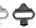 Shimano bietet zwei verschiedene Cleats an. Das schwarze Modell (SM-SH51) löst nur bei seitlicher Drehung aus. Die SM-SH56-Cleats lösen auch nach oben aus und sind besonders für Einsteiger interessant.