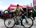 Petervary fährt für die US-Firma Salsa. Sein "Cutthroat Carbon MTB" ist ein Zwitter aus Mountain- und Crossbike. Man kann Cyclocross-Laufräder oder 650b-MTB-Räder fahren. Beim Italy Divide fuhr er ziemlich prall gefüllte 38er Gravel Road-Reifen, obwohl der Untergrund teilweise übel verblockt war. Jeder Zentimeter Platz am Carbonrahmen wird als Stauraum genutzt. Petervary fährt streng nach Watt, weshalb er eine Kraftmess-Kurbel montiert hat. Jeder Tritt kann so präzise gesetzt werden. Und auch der Kalorienbedarf kann genau berechnet werden. Effektiver geht es nicht.