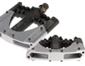Crank Brothers 5050 2

www.crankbrothers.com

 Price: 69.99 euros - Weight*: 482 grams - Dimensions: 97x96x19 mm

 5050, half plastic, half aluminium. The classic from the Crank Brothers range is made up of two bolted parts and offers a large, flat base. The height of ten pins on each side can be adjusted using a hexagon socket. This further improves the grip slightly. However, the hexagon socket quickly becomes clogged and the pins can become loose without additional screw locking. Practical: Two spare pins are hidden on the outside of each pedal - just in case.

Conclusion: heavy pedal with a fat footprint. Only moderate grip.

Grip 3 out of 6 points

Footprint 5 out of 6 points