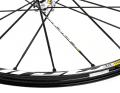 Mavic Traditionell setzt Mavic auf dicke Alu-Messerspeichen mit einer Zweifach-Kreuzung. Auf der Antriebsseite am Hinterrad wurde radial eingespeicht. Eine hohe Steifigkeit im Test spricht für das System.