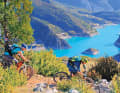 Auf seinem Weg nach Süden sammelt sich der Verdon im türkisgrünen Lac de Castillon.