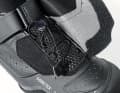 Quick lacing systems close particularly easily and comfortably. Open Velcro fasteners or laces increase the risk of water penetrating the shoe.