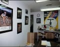 Das Büro vom Chef: Links an der Wand ein Foto von Teamfahrerin und Cross-Country-Weltmeisterin Julie Furtado (auf Yeti C26!). Rechts ein Original-Banner der ersten Mountainbike-WM, die 1990 am damaligen Yeti-Standort Durango ausgetragen wurde.