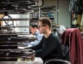 Bevor ein neues Teil in Produktion geht, steht zuerst viel Arbeit am Rechner an. Die Entwicklung sämtlicher Produkte findet bei Bike Ahead Composites mit modernster CAD-Technik statt. Mit Hilfe der Planungs-Software Solidworks können die Ideen der Entwickler in 3D-Modelle umgesetzt werden. Faserstärke und -ausrichtung, sowie die Anordnung der einzelnen Matten, das alles wird im CAD-Programm optimiert.