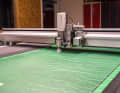 The material required for cutting is pulled from a roll onto the cutting table and held in position by a vacuum. Bike Ahead uses so-called prepregs. The carbon mats are already impregnated with resin on delivery. This not only reduces the excess resin, the "binder" is also distributed more evenly, which ultimately results in a higher and more consistent product quality.