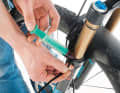 3. prolonged standing often causes the lubricating oil in the suspension fork to dry out. Use a cable tie to push the seal aside and top up the fork oil or carry out a service. To the service instructions ->