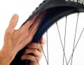 3. remove the defective inner tube and check the inside (by feeling with your hand) and outside of the tyre for foreign objects. Thorns, stones or similar objects must be removed before inserting the new inner tube.  