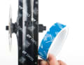 Breitband statt Schmalspur: Das Wichtigste beim Tubeless-Klebeband ist die Abdeckung der Speichenbohrungen in der Felge. So präpariert lässt sich ein Reifen in Verbindung mit Tubeless-Milch montieren. Damit sich das Band nicht löst und die Bohrungen großflächig abgedeckt werden, sollten Sie allerdings ein möglichst breites Felgenband wählen, das das komplette Felgenbett bedeckt.