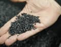 Schwarzes Gold: Carbotecture nennt Magura das Gemisch aus Hightech-Polymeren und Carbonfasern. Bisher ist es keinem anderen Hersteller gelungen, Carbonfasern in das Spritzgussverfahren einzubinden. Greift man in den Sammelbehälter, kratzen die Carbonfasern spürbar in der Handfläche. 
