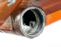(4) Dispose of waste The old rivet falls into the inside of the down tube when it is drilled out. Simply unscrew the bottom bracket and remove the defective rivet, otherwise it will rattle while riding.