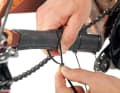 (2) Cable ties securely fasten the road bike tyre to the chain stay. Align the cable ties inwards so that they do not scratch the calf.