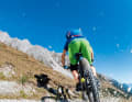 Brake correctly: Blocking the rear wheel clumsily causes erosion and annoying brake grooves. If you have your brakes under control, you can brake without wheel lock-up. That speaks against it: Locking the rear wheel not only demonstrates a lack of riding technique (i.e. cramped fingers), but also damages trails and paths. The best example on busy trails: braking bumps before the bend. Why? Inexperienced bikers apply the brakes too lightly, the bike locks up and shifts the ground: the result: erosion, braking bumps and a trail that is difficult to ride. In short: If you lock up the rear wheel, you ruin the trail, harm other bikers and yourself. What's the right way? Brake in moderation. In addition, a rotating wheel always has more control than a stationary one (ABS factor). Tip: Be sensitive when using the brakes. E.g. on steep sections. Negative example: This is how mountain bike opponents like to see us. Hooligans who damage trails with a locked rear wheel and make hikers jump to the side in fright.