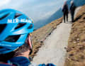 Watch out for others: Nerves often fray between hikers and bikers. Stefan reveals how both parties can keep their pulse down the next time they meet. TIP! Hikers are often an older clientele who may have poorer hearing and are therefore more easily startled. Therefore, approach slowly. APPROACH: In principle, hikers and bikers have the same right to enjoy nature and relax. If the trail is not expressly forbidden for bikers, there is no reason for us to be submissive. Nevertheless, a diplomatic and considerate approach should be taken to ensure better coexistence. Classic example (see picture): Two hikers are blocking the narrow trail. Important: Approach slowly and make yourself clearly but friendly noticeable. Stefan's tip: a bell on the handlebars. If you don't have one, you can also draw attention to yourself with a "Hello" or "Good day" and say thank you as soon as the hikers have made way. A friendly grin usually takes the wind out of the sails of even bike critics.