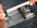 Zunächst wird einem rund zwei Millimeter starken Alu-Blech die richtige Form verpasst: Mini-Tool auflegen und anzeichnen. Achtung: Zur Befestigung unter dem Flaschenhalter wird ein zirka drei Zentimeter breiter und fünf Zentimeter langer Steg benötigt.