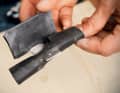 To prevent the tool from rattling and slipping, the carrier plate is covered with a tube. Cut this to length and then carve a slot for the bar (already drawn up in the picture). The tool is also attached with a tube.