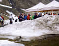 Power-Häppchen, Drinks und Schnee von gestern:

 Die Verpflegungsstation auf dem Weg zum Passo Pordoi hat den Charakter einer Rettungsinsel. Die Beine sind schon wabberig wie Schwimmnudeln. 