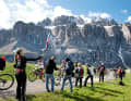 The Dolomite walls on the Dantercepies jut into the sky like fangs. The summit ridge at 2300 metres is one of the hot spots - also for spectators.
