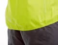 Löffler and Craft have dispensed with a drawstring waistband. Instead, they rely on an elasticated drawstring and consistently tailor the rear to the bike position. With success: with both jackets, the rear always stays neatly in position and protects the bum from splashing water.