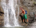 Erfrischung am kleinen Wasserfall