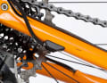 To save the weight of the outer casing, Specialized has routed its shift cable openly on the underside of the chainstay. Unfortunately, it is exposed to dirt there and is therefore more susceptible to maintenance than the cables of the competition.