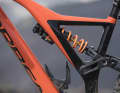 The asymmetric carbon strut is designed to make the frame significantly stiffer. The shock is twelve millimetres further to the right, the bottle cage five millimetres further to the left.