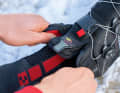Socken mitnehmen: Die Bike-Winterschuhe sind relativ schwach isoliert. Umso wichtiger sind dicke Socken. Baumwollmischungen sind ungeeignet. Trekking- oder Langlaufsocken mit Wollanteil halten auch feuchte Füße warm. Sie erfordern oft eine Schuhgröße mehr. 
